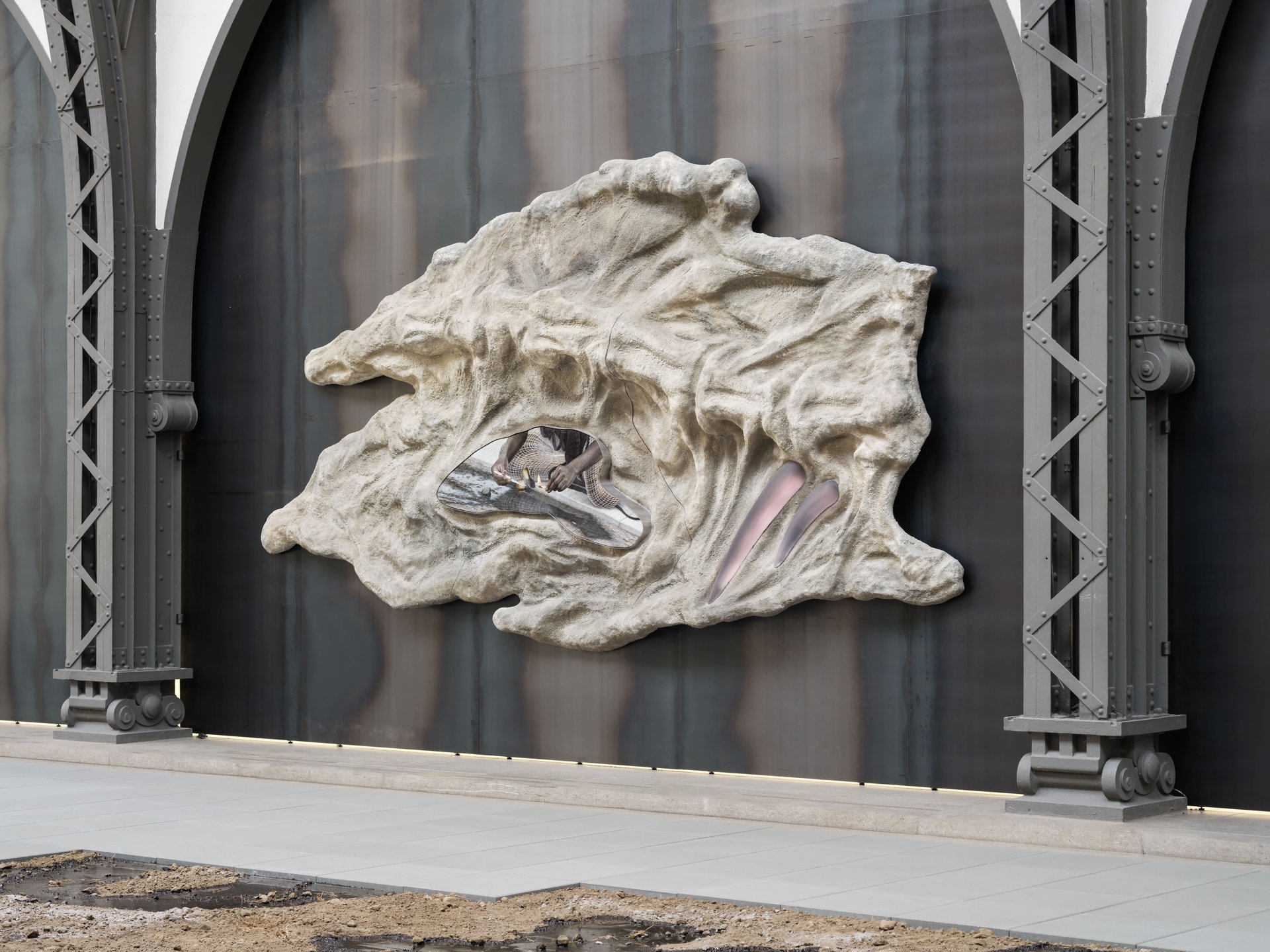 embrace, installation view, Hamburger Bahnhof – Nationalgalerie der Gegenwart, CHANEL Commission